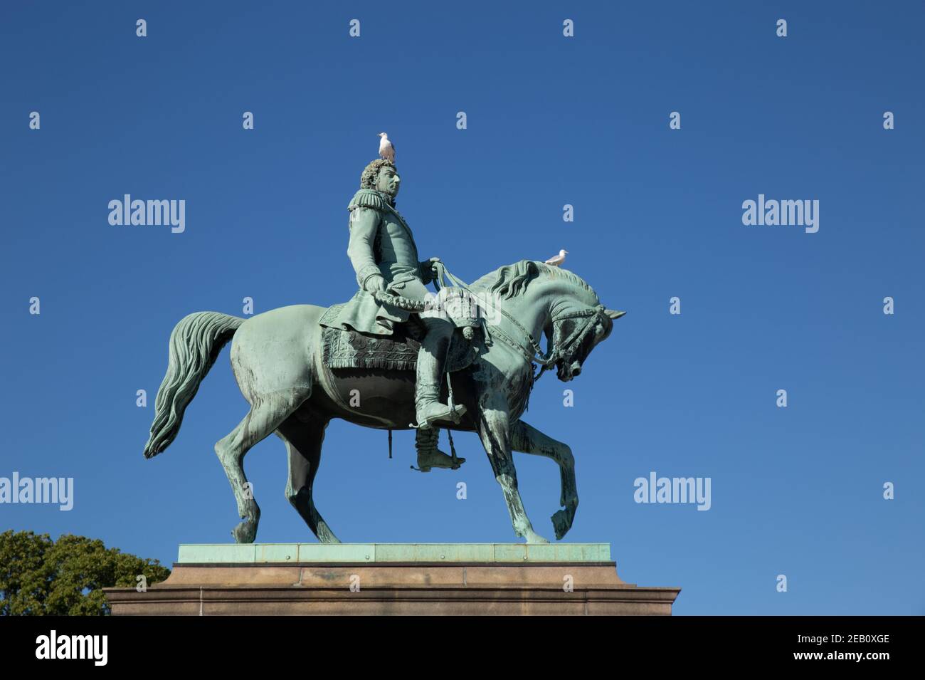 Staute équestérienne du roi Karl Johans avec un pigeon sa tête Banque D'Images
