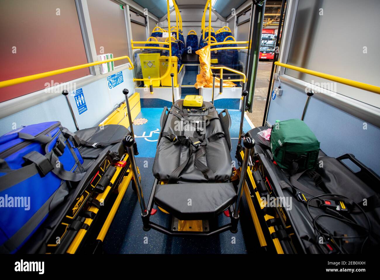 Un bus de service de transport de patient stationné dans le garage de bus de Camberwell. Banque D'Images