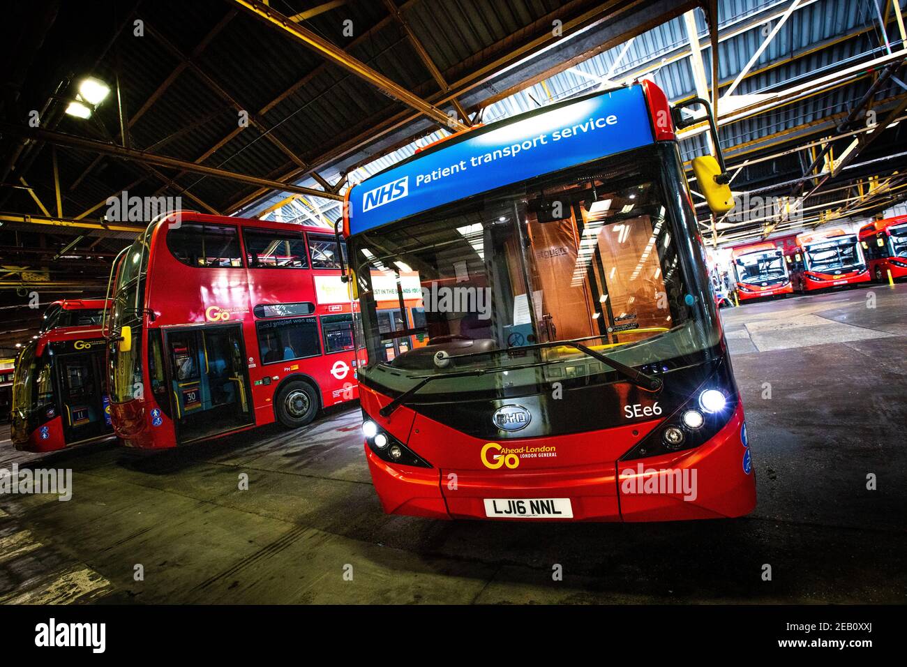 Un bus de service de transport de patient stationné dans le garage de bus de Camberwell. Banque D'Images