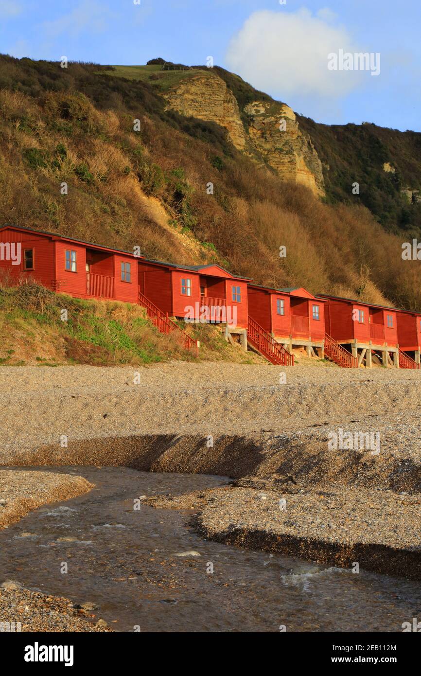 Cabanes de plage rouges dans le village de Branscombe, Devon sur la côte jurassique Banque D'Images