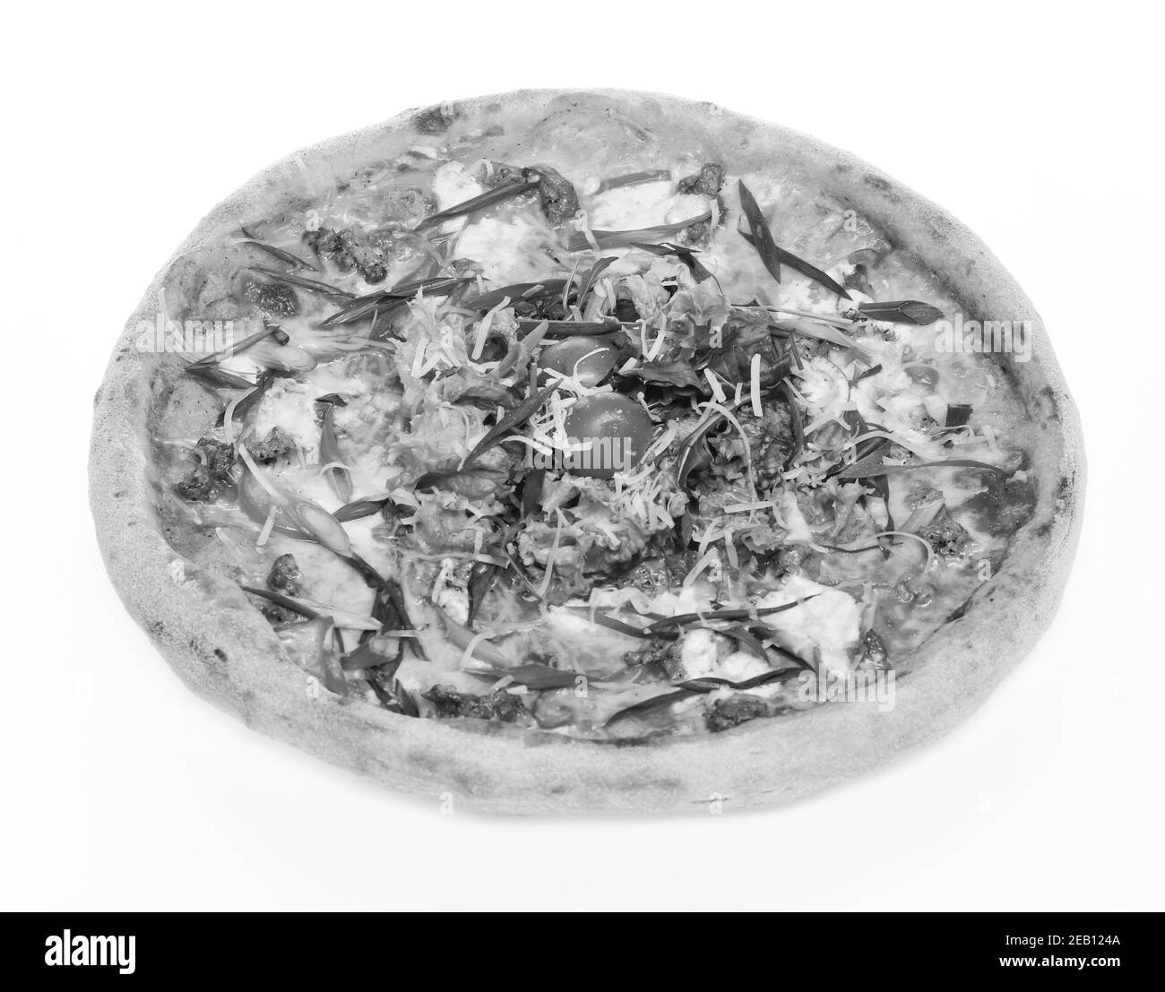 Menu du restaurant et concept de cuisine italienne. Retirez les aliments aux bords croquants. Pizza épicée avec salade au milieu. Pizza avec saucisses, champignons et oignons verts isolés sur fond blanc. Banque D'Images