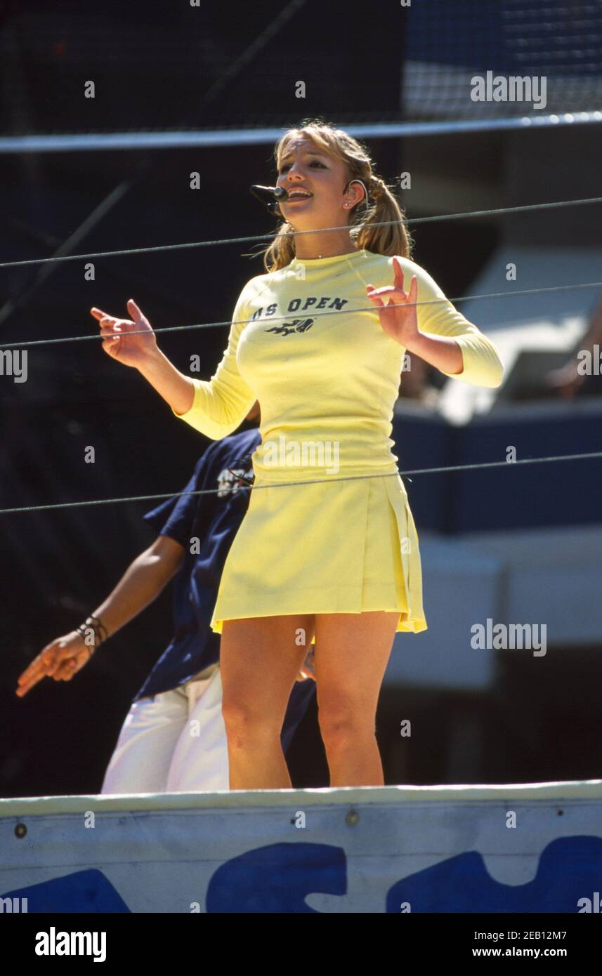 La chanteuse Britney Spears se produit lors de l'exposition de la Journée des enfants Arthur Ashe le 28 août 1999 au National tennis Centre de Flushing, New York. Banque D'Images