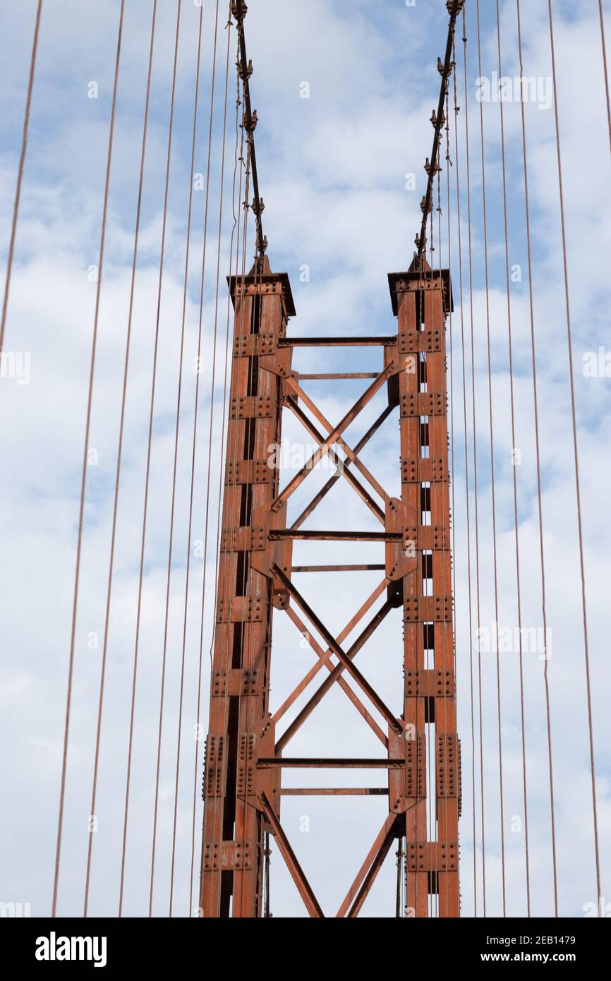 Pont en fer rouge avec image de stock de ciel. Banque D'Images