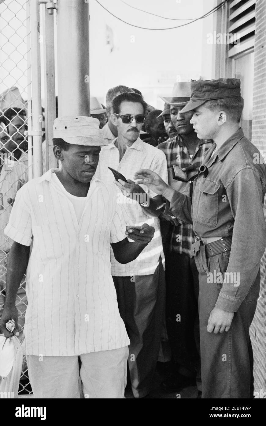 Travailleurs cubains quittant pour la journée, base navale américaine de la baie de Guantanamo, Cuba, Warren K. Leffler, 12 novembre 1962 Banque D'Images