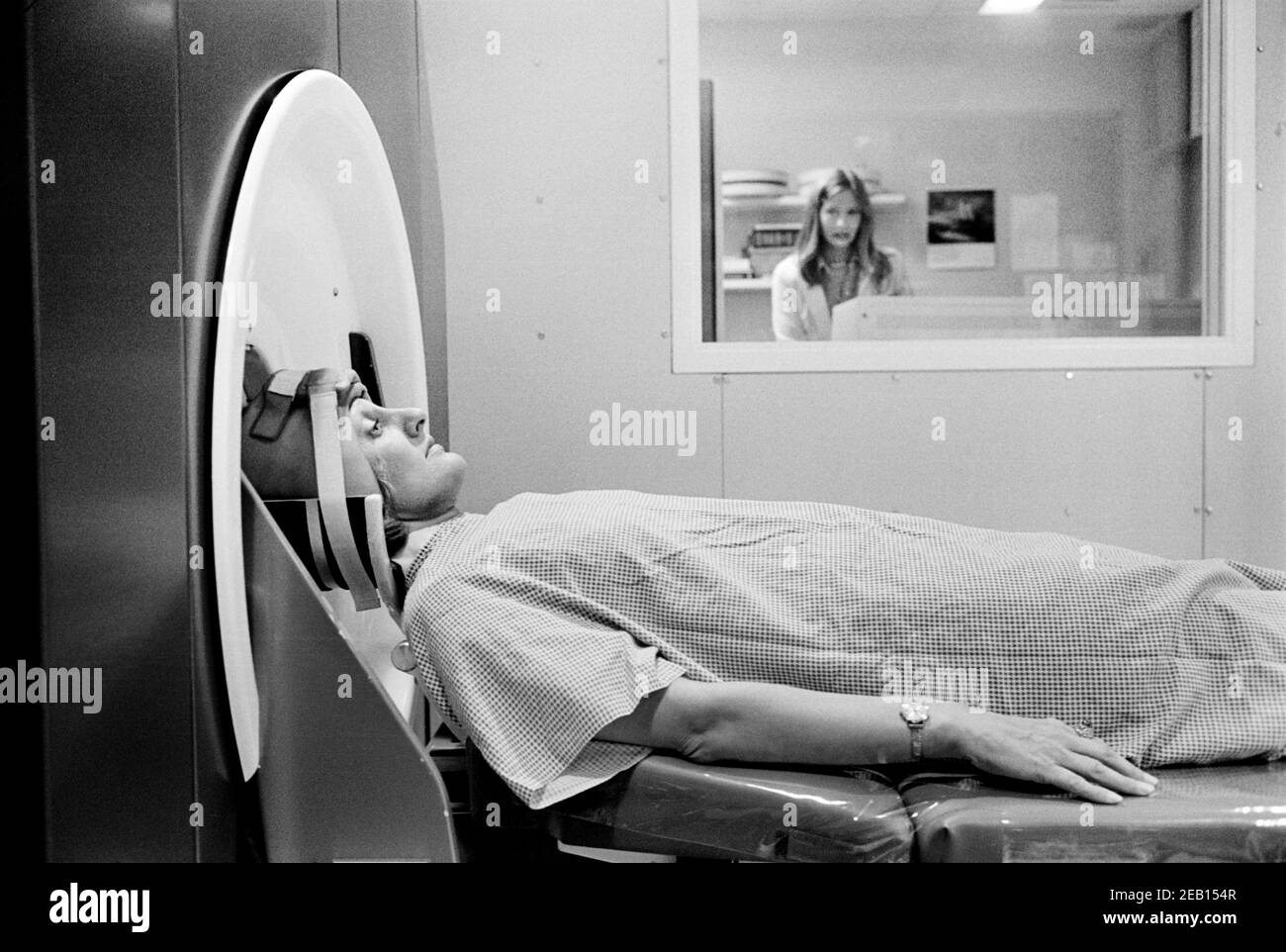 Patient recevant une acquisition CAT, Warren K. Leffler, août 1977 Banque D'Images