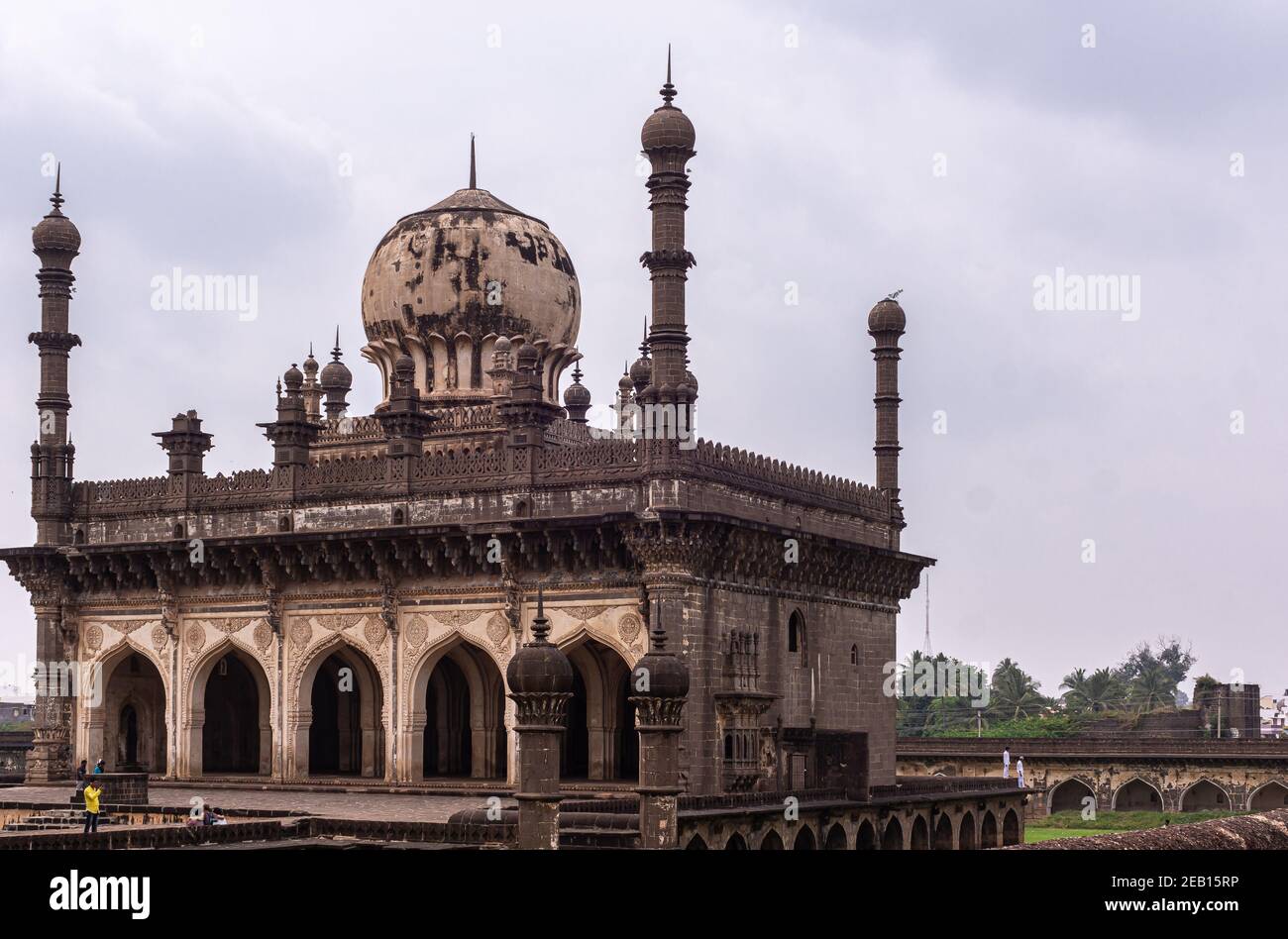 Vijayapura, Karnataka, Inde - 8 novembre 2013 : la mosquée Ibrahim Rauza est un bâtiment marron avec dôme et minarets sous un paysage bleu clair. Banque D'Images