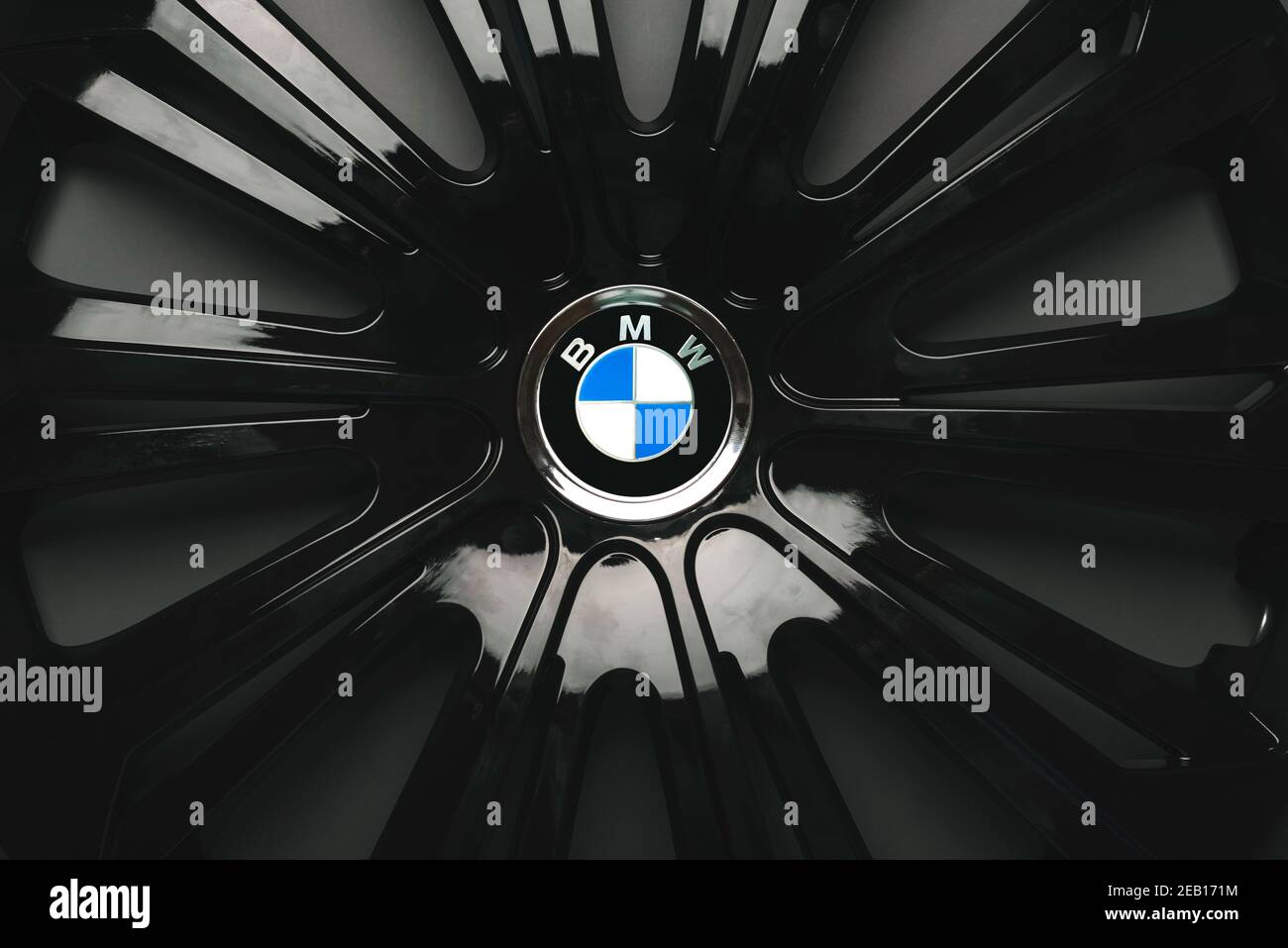Gros plan du logo BMW sur la jante de la voiture Photo Stock - Alamy