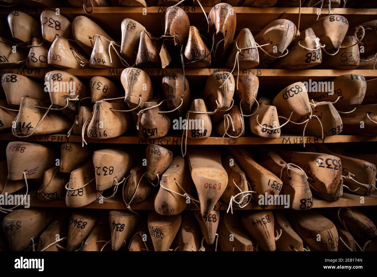 Le monteur et le dernier constructeur travaillent sur son banc à l'intérieur de John Lobb, fabricant des meilleures chaussures et bottes sur mesure faites à la main, Mayfair, Londres, Angleterre, Royaume-Uni Banque D'Images