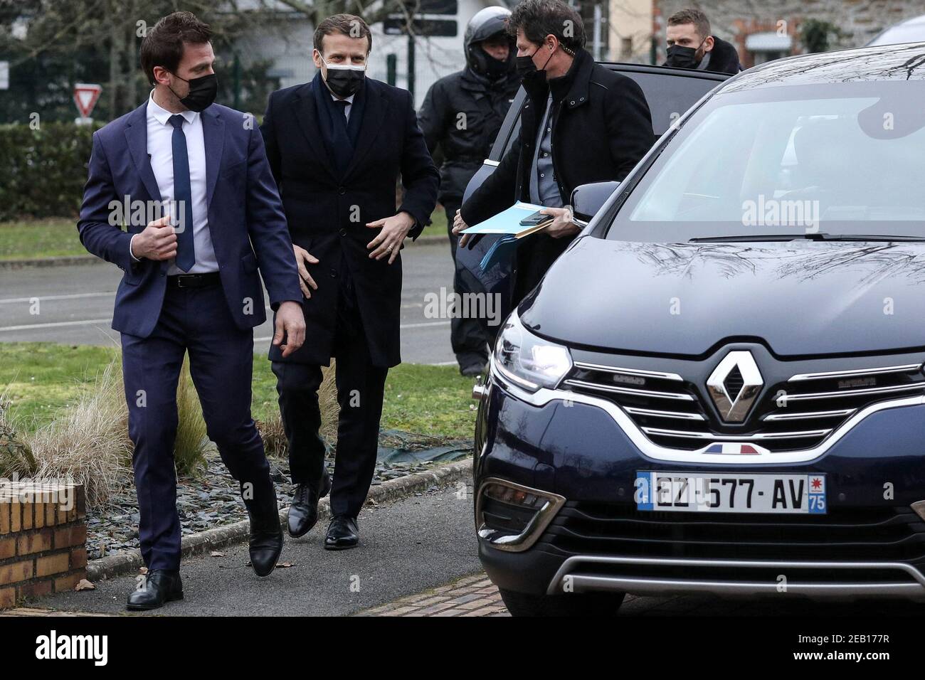 Le président français Emmanuel Macron à l'Institut régional d'administration (IRA) doit rencontrer les fonctionnaires et les étudiants de la classe préparatoire intégrés à l'IRA et les élèves du secondaire, renforcer l'ouverture et l'égalité d'accès aux écoles de la fonction publique, en faveur de l'égalité des chances. Nantes, France le 11 février 2021. Photo de Stephane Lemouton/Pool/ABACAPRESS.COM Banque D'Images