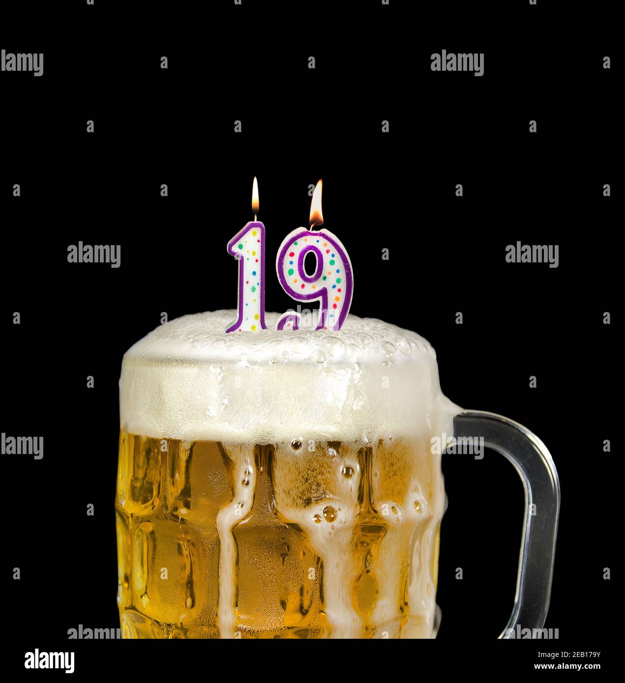 bougie numéro 19 dans une tasse à bière pour la fête d'anniversaire isolée sur le noir Banque D'Images