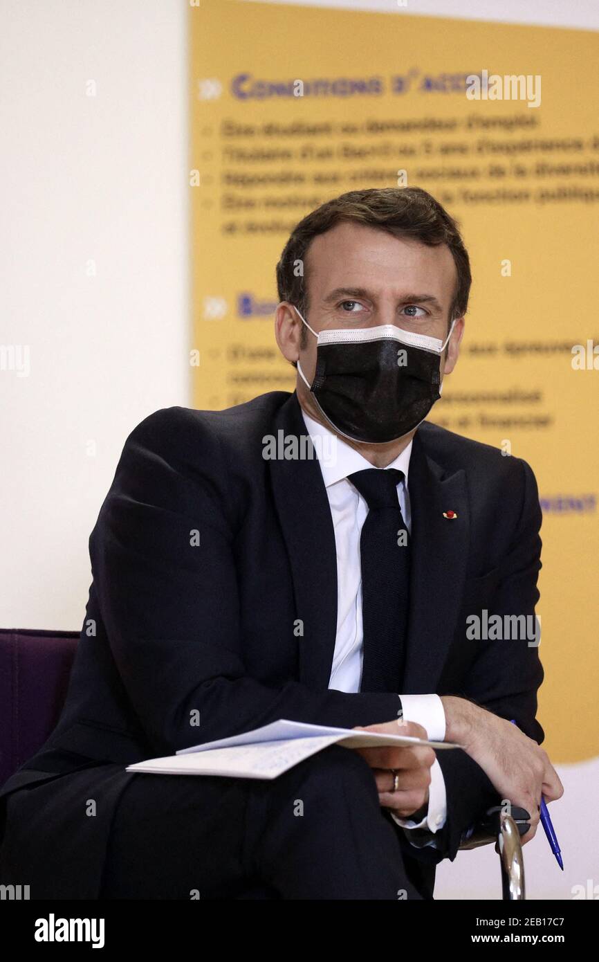 Le président français Emmanuel Macron à l'Institut régional d'administration (IRA) doit rencontrer les fonctionnaires et les étudiants de la classe préparatoire intégrés à l'IRA et les élèves du secondaire, renforcer l'ouverture et l'égalité d'accès aux écoles de la fonction publique, en faveur de l'égalité des chances. Nantes, France le 11 février 2021. Photo de Stephane Lemouton/Pool/ABACAPRESS.COM Banque D'Images