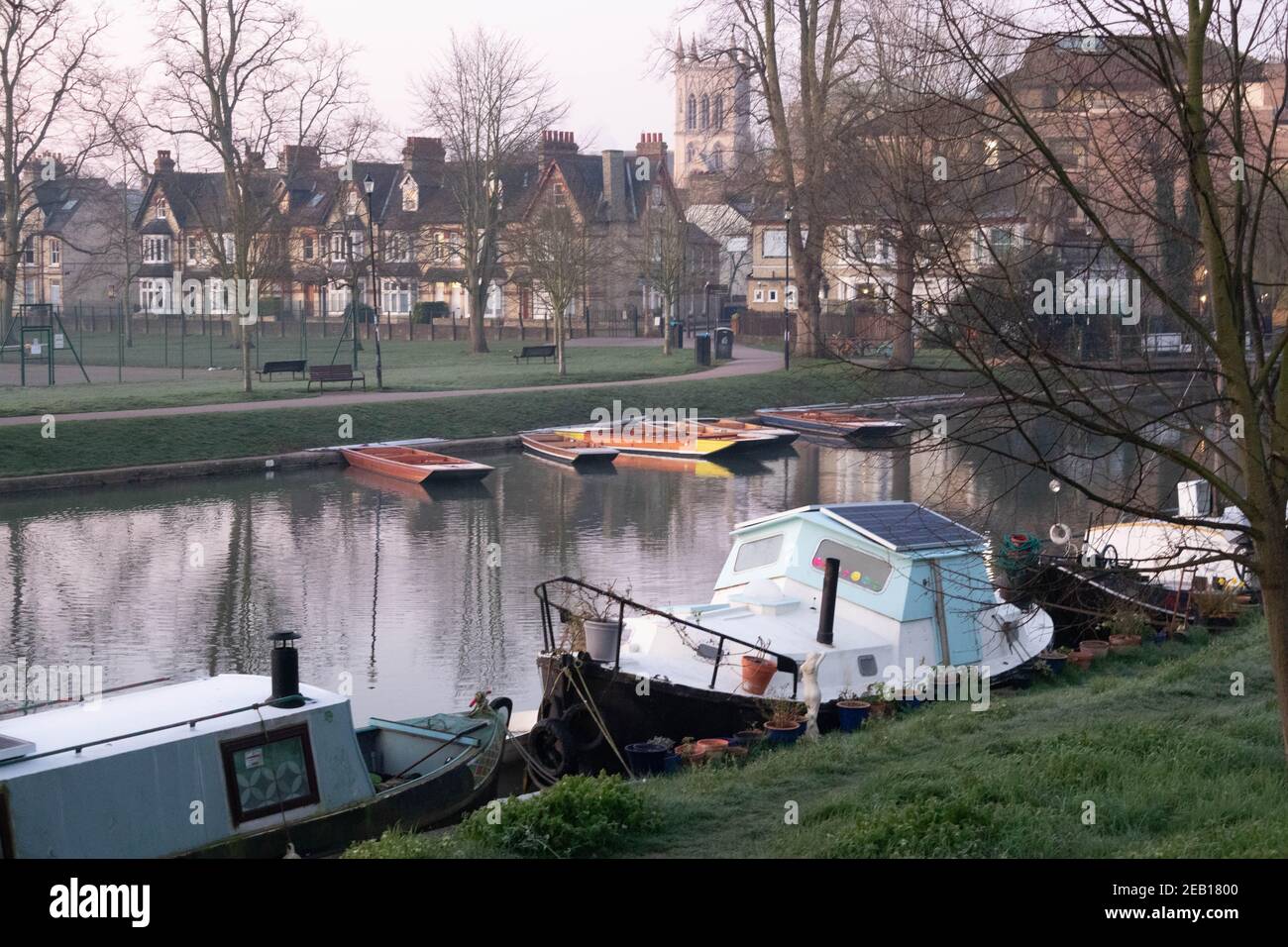 Scène tôt le matin de River Cam regardant vers Jésus Vert Avec St Johns College Cambridge en arrière-plan Banque D'Images