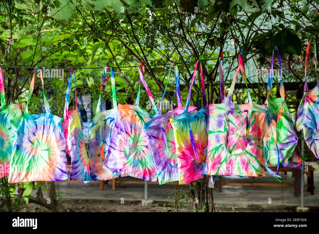 Sacs à main colorés par Dye dans aléatoire dessins par les touristes sur Bang Krachao Banque D'Images