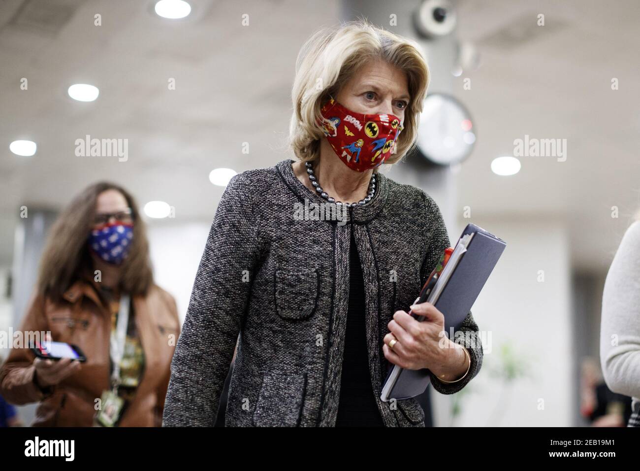 Washington, États-Unis. 11 février 2021. La sénatrice Lisa Murkowski, républicaine d'Alaska, porte un masque de protection en traversant le métro du Sénat au Capitole des États-Unis le troisième jour du deuxième procès de destitution au Capitole de Washington, DC, le jeudi 11 février 2021. Des arguments seront présentés aujourd’hui dans le procès de destitution de l’ancien président Donald Trump. Photo de piscine par Ting Shen/UPI crédit: UPI/Alay Live News Banque D'Images