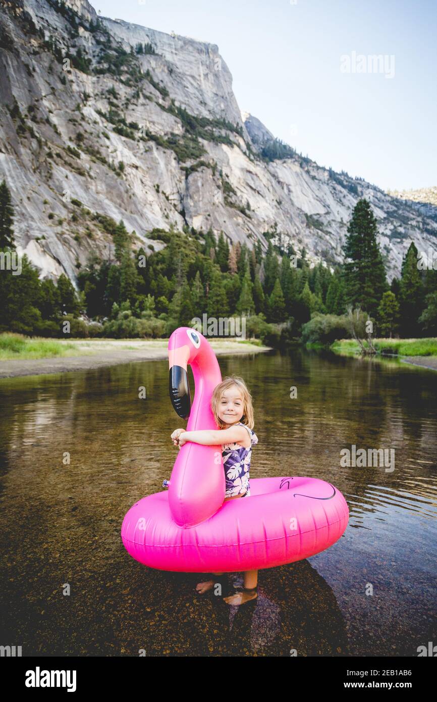 Petite fille embrassant flavatie de flamants de flamants de flamants roses dans un cadre de Yosemite Banque D'Images