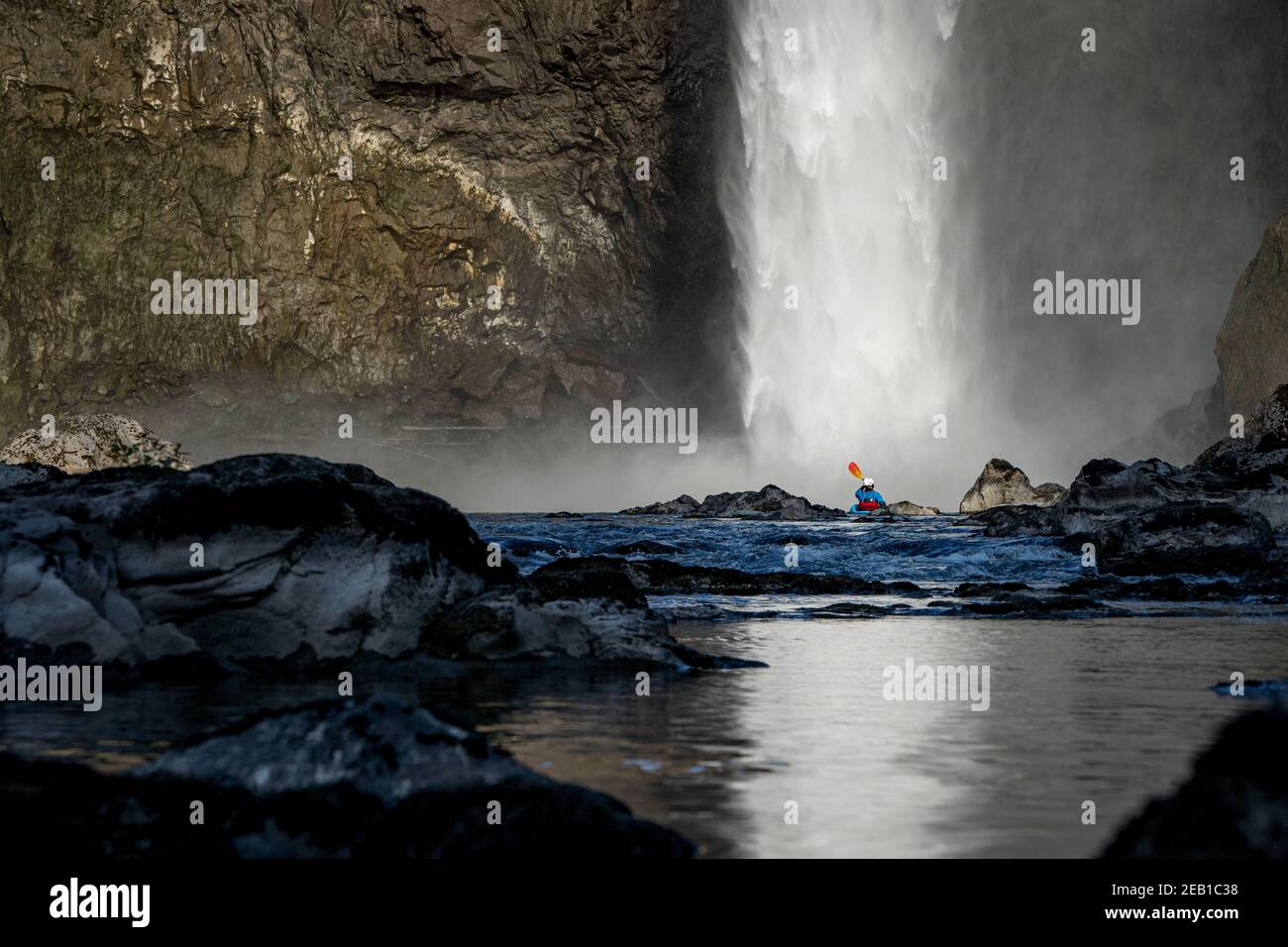 Kayak sous les chutes de Snoqualmie dans la cascade de Washington Banque D'Images