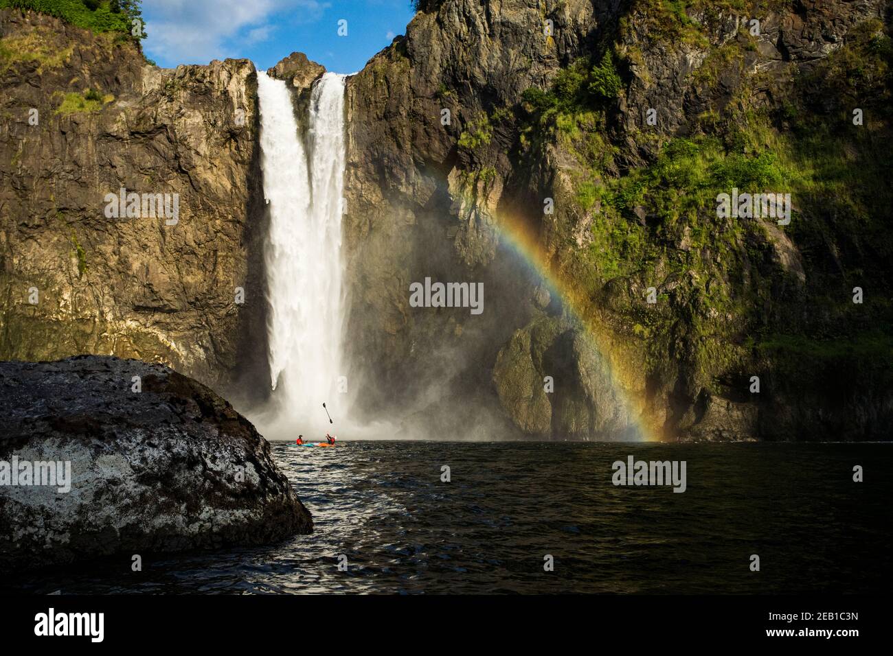 Les kayakistes célèbrent sous Snoqualmie Falls Washington Banque D'Images