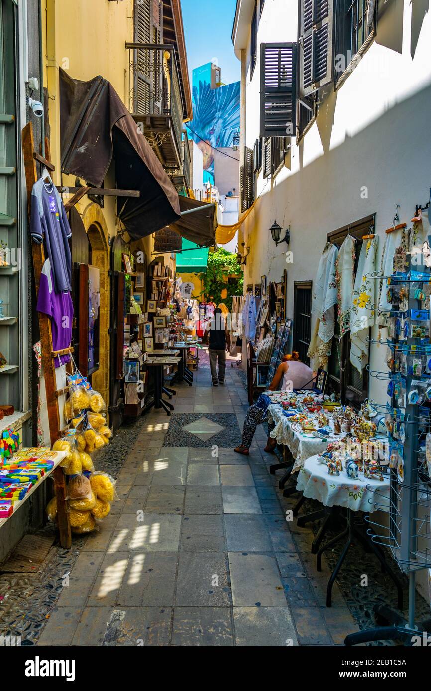 NICOSIE, CHYPRE, 23 AOÛT 2017 : vue sur une rue étroite dans le centre historique de Nicosie, Chypre Banque D'Images