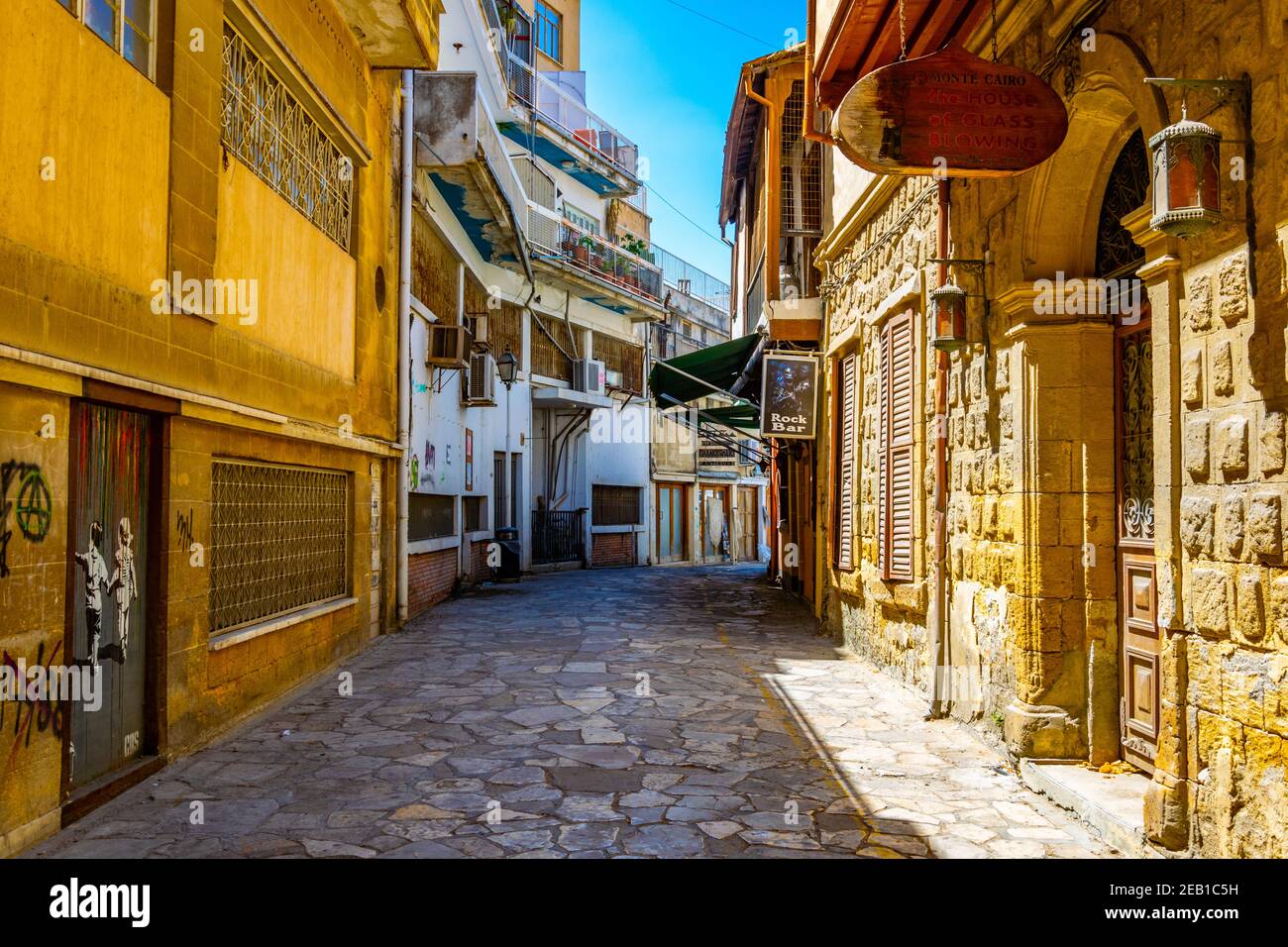 NICOSIE, CHYPRE, 23 AOÛT 2017 : vue sur une rue étroite dans le centre historique de Nicosie, Chypre Banque D'Images