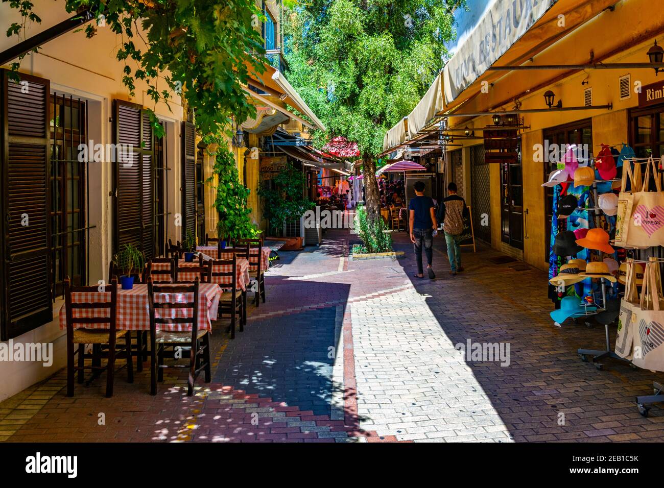 NICOSIE, CHYPRE, 23 AOÛT 2017 : vue sur une rue étroite dans le centre historique de Nicosie, Chypre Banque D'Images