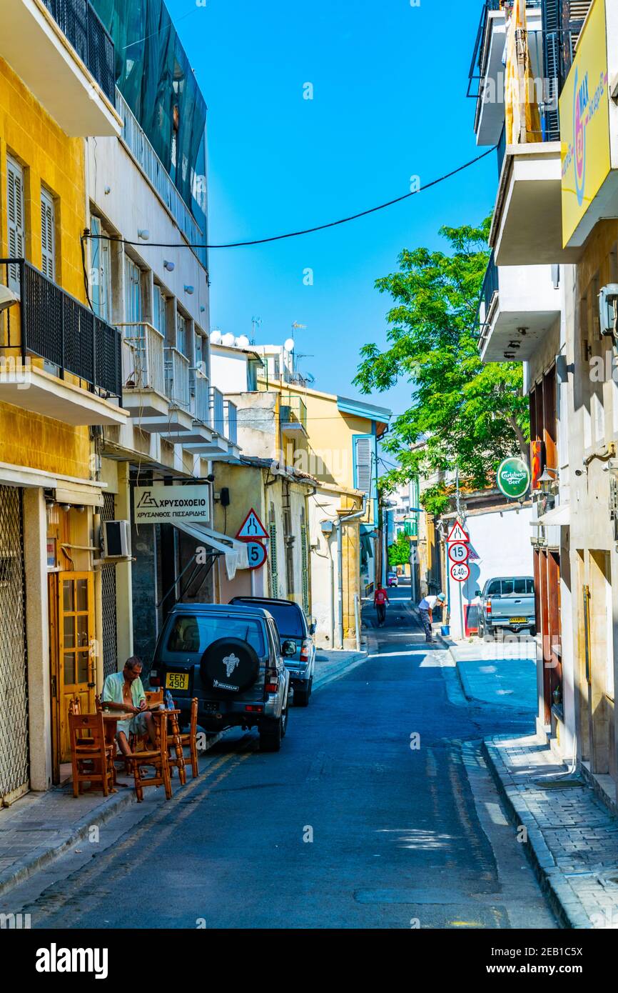 NICOSIE, CHYPRE, 23 AOÛT 2017 : vue sur une rue étroite dans le centre historique de Nicosie, Chypre Banque D'Images