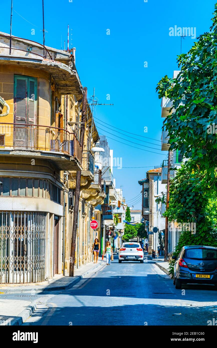 NICOSIE, CHYPRE, 23 AOÛT 2017 : vue sur une rue étroite dans le centre historique de Nicosie, Chypre Banque D'Images