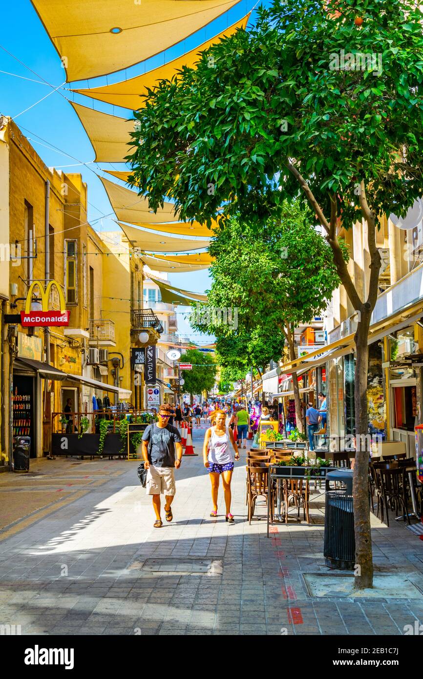 NICOSIE, CHYPRE, 23 AOÛT 2017 : la foule se déplace dans la rue Ledra - la principale avenue commerçante de Nicosie, Chypre Banque D'Images