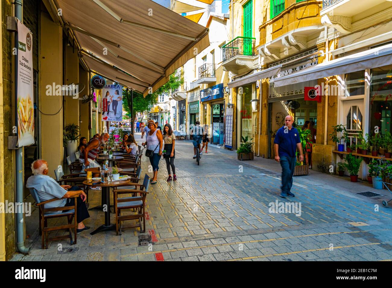 NICOSIE, CHYPRE, 23 AOÛT 2017 : vue sur une rue étroite dans le centre historique de Nicosie, Chypre Banque D'Images