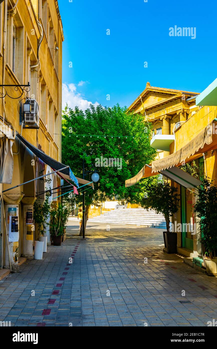 NICOSIE, CHYPRE, 23 AOÛT 2017 : vue sur une rue étroite dans le centre historique de Nicosie, Chypre Banque D'Images