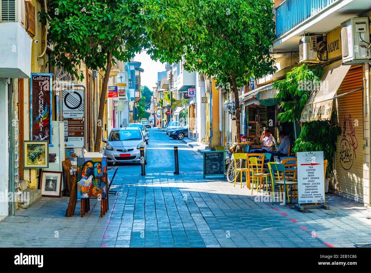 NICOSIE, CHYPRE, 23 AOÛT 2017 : vue sur une rue étroite dans le centre historique de Nicosie, Chypre Banque D'Images