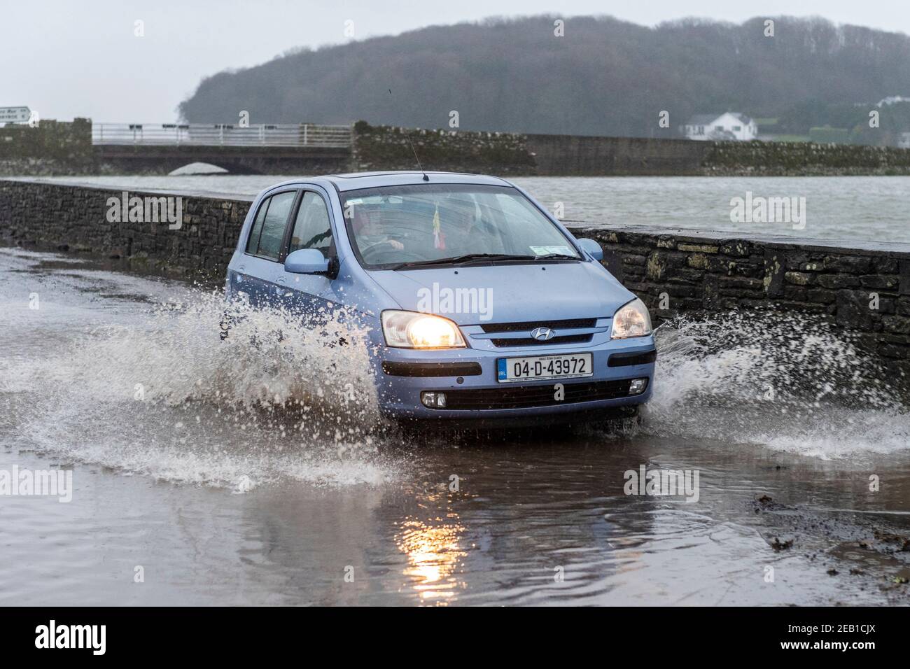 Timoleague, West Cork, Irlande. 11 février 2021. Après une journée de pluie torrentielle et d'averses d'hiver, Timoleague a inondé à marée haute ce soir. Crédit : AG News/Alay Live News Banque D'Images