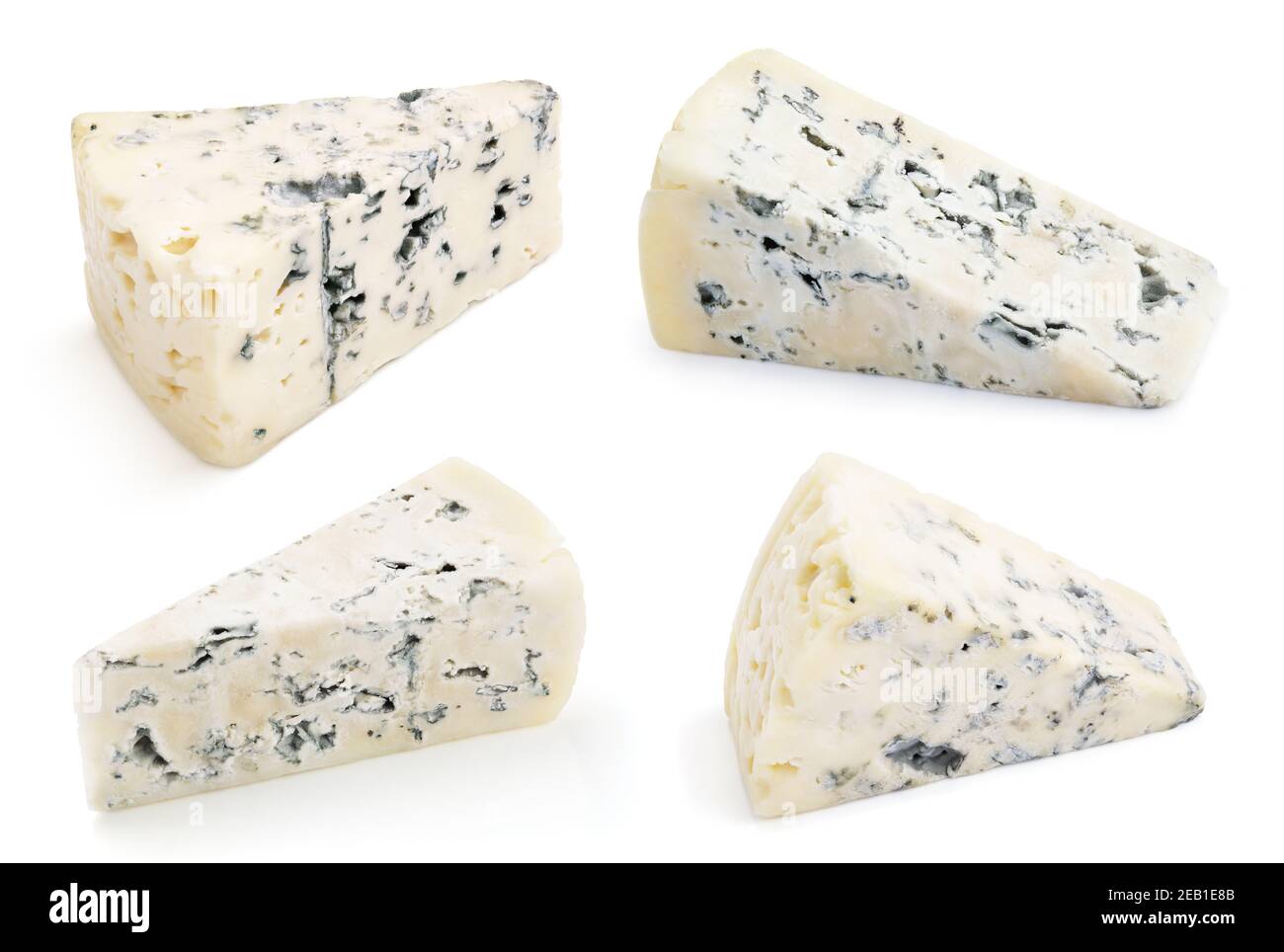 Ensemble de quartiers de fromages bleu tendre avec moule isolé sur fond blanc. Tranches de fromage bleu avec passe-cheveux Banque D'Images