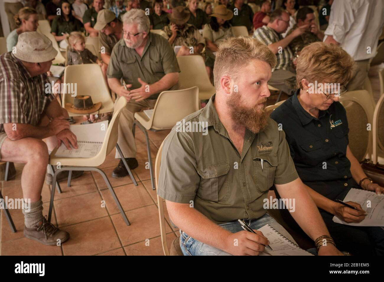 Soumissionnaires à une vente aux enchères de la faune, lieu de vente aux enchères de la faune de Mpatamacha, près de Melkrivier, province du Limpopo, Afrique du Sud. 22 octobre 2016 ©Adam Welz Banque D'Images