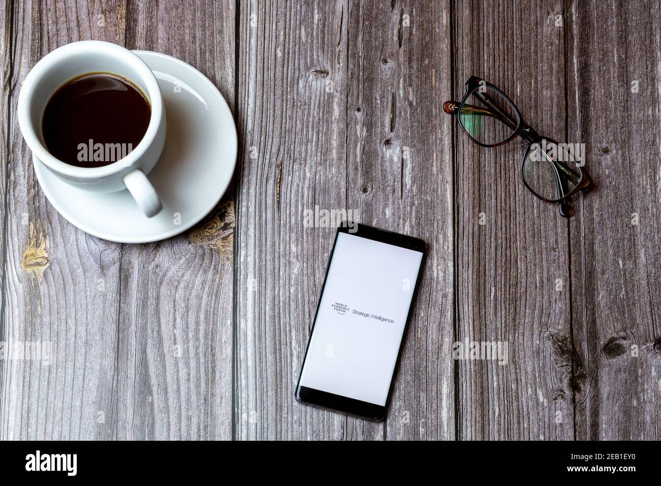 Un téléphone portable ou mobile posé sur un bois Tableau avec l'application Forum économique mondial ouverte à l'écran Banque D'Images