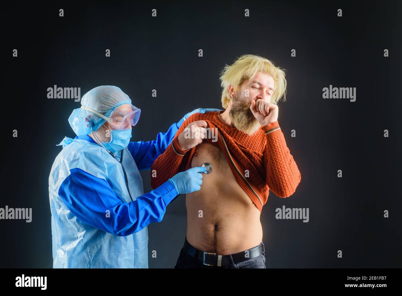 Le médecin avec stéthoscope écoute les poumons du patient. Homme d'examen Medic avec stéthoscope. Médecin vérifiant la poitrine du gars à l'hôpital. Banque D'Images