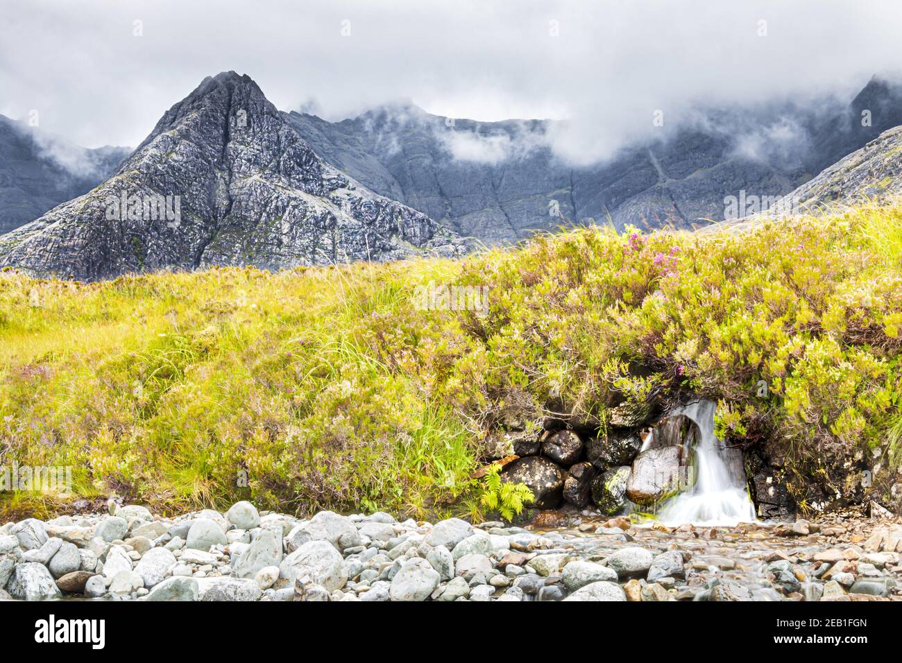 Conduite d'eau sur Sgurr an Fheadain sur la crête de Cuillin, île de Skye, Écosse, Royaume-Uni Banque D'Images