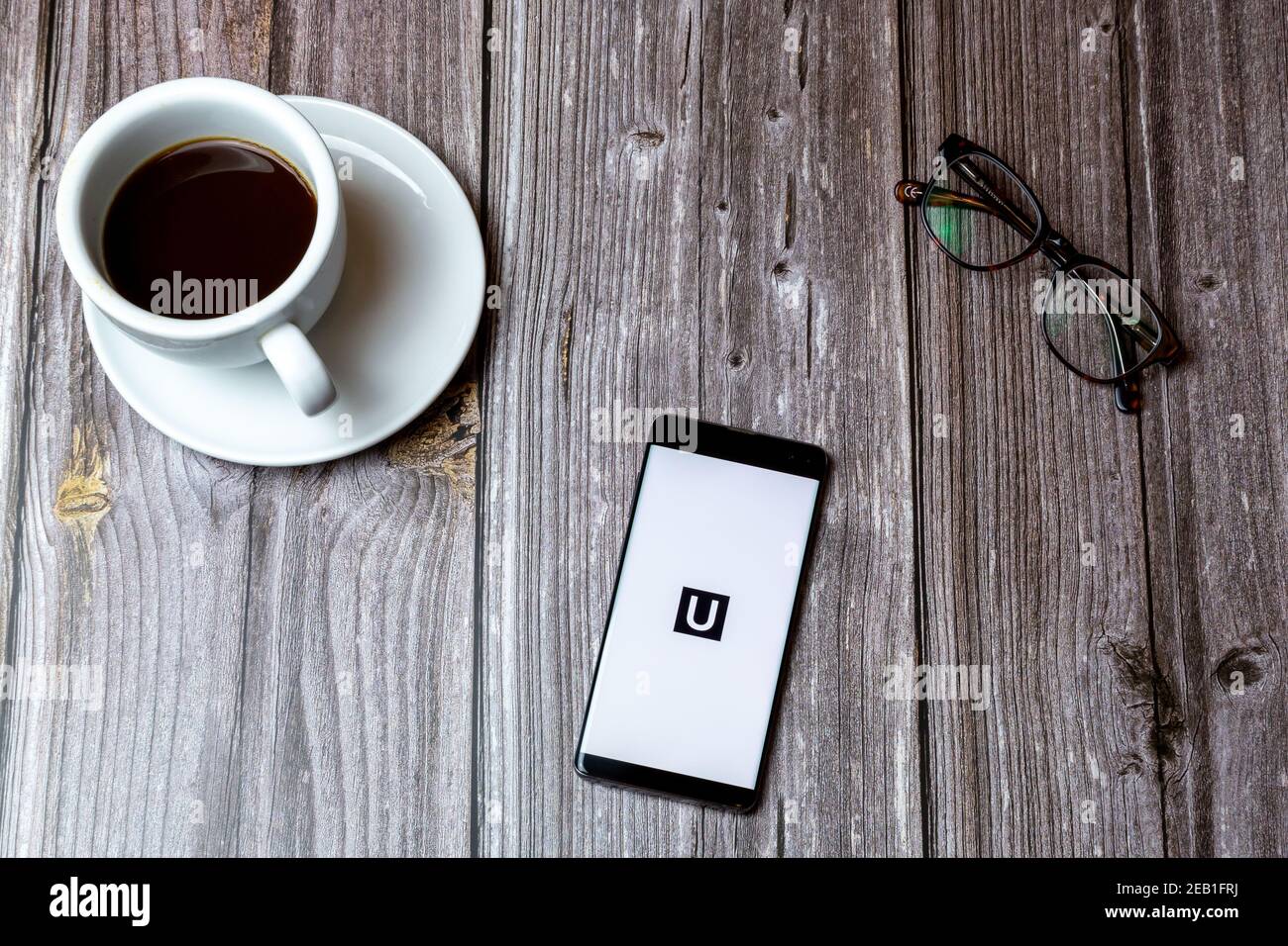 Un téléphone portable ou mobile posé sur un bois Tableau avec l'application interrupteur U ouverte à l'écran à un café Banque D'Images