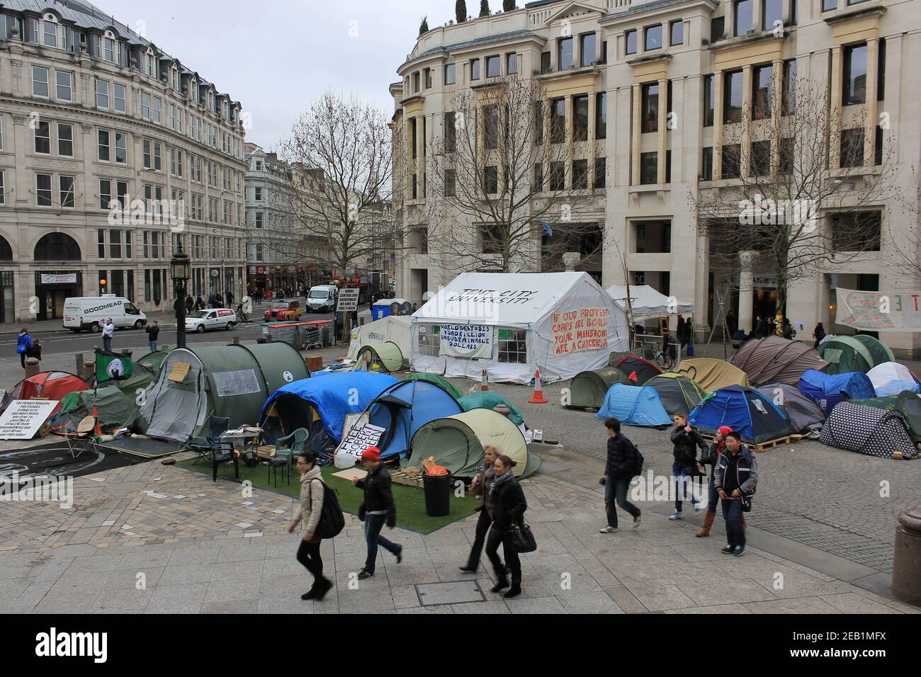 Personnes visitant le camp de mouvement Occupy London près de St pauls cathédrale de Londres Banque D'Images