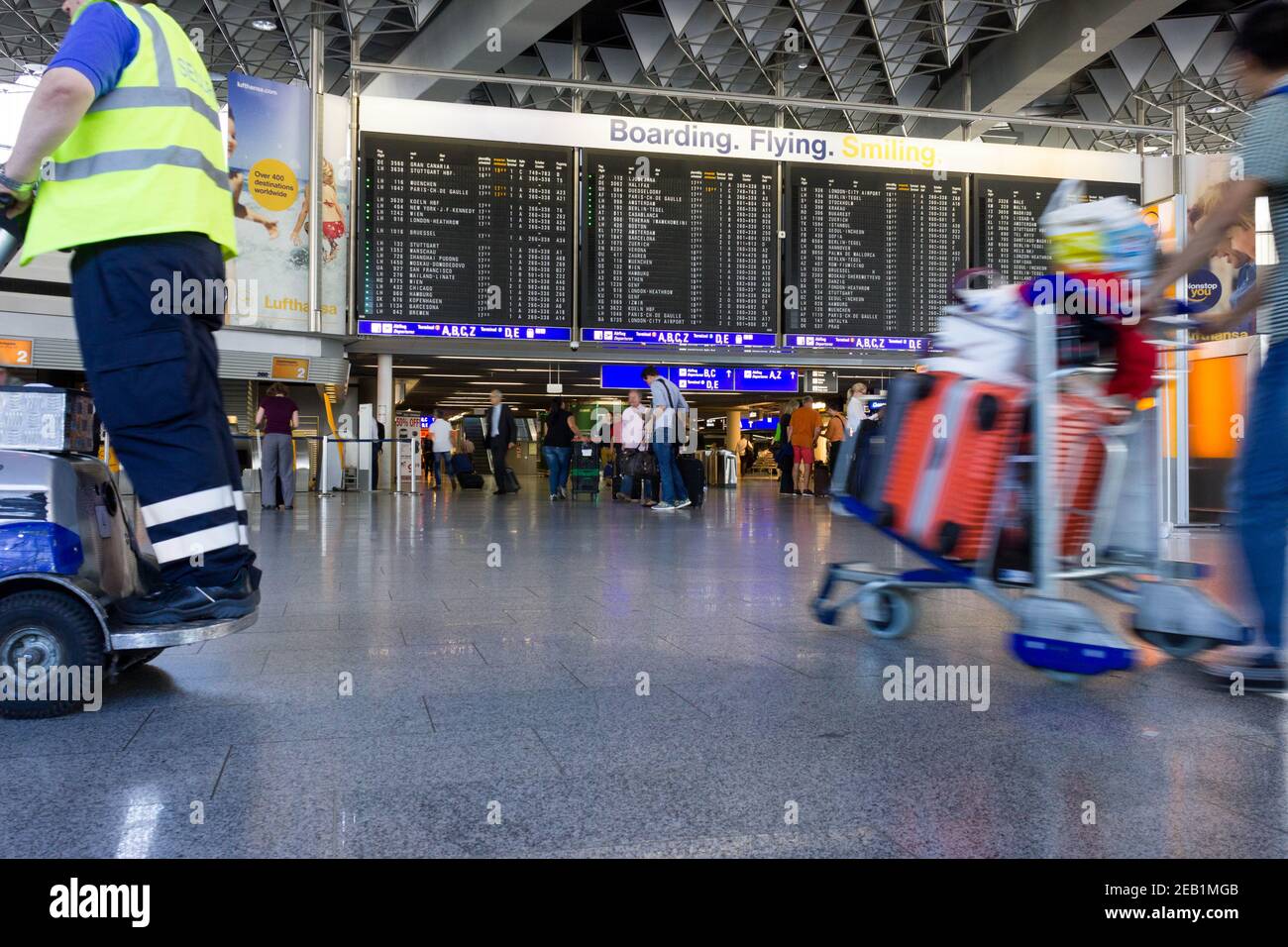 Passagers aériens ayant des vols de vérification de bagages sur le hall de l'aéroport de Francfort, en Allemagne Banque D'Images
