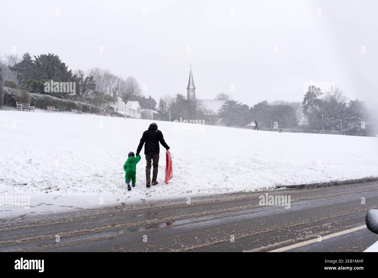 Kent, Angleterre, 7 février 2021 un homme et son chid marchaient pour se garer à Storm Darcy, dans la neige épaisse au sud-est de l'Angleterre Banque D'Images