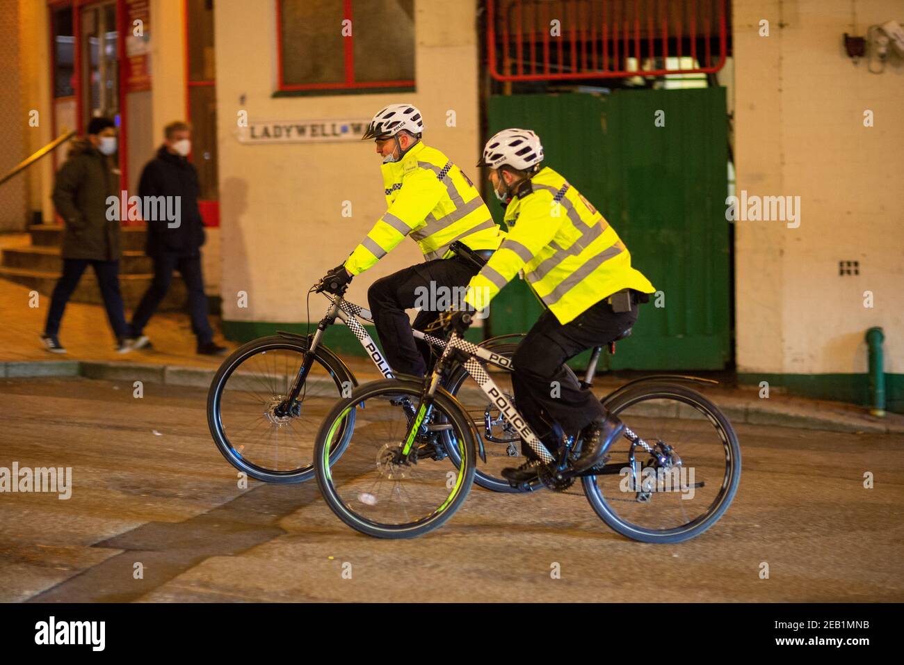 Patrouille de police sur des bicyclettes la nuit, Royaume-Uni Banque D'Images