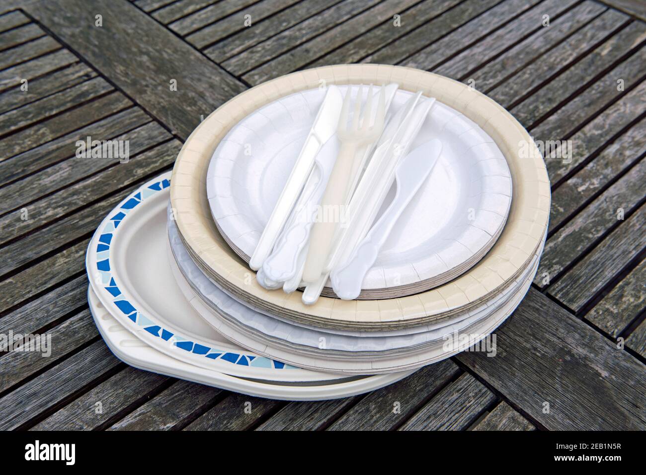 Assiettes en papier assorties avec couverts en plastique à usage unique sur  la table de jardin Photo Stock - Alamy