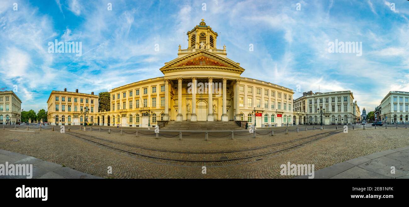 BRUXELLES, BELGIQUE, 4 AOÛT 2018 : les gens marchent vers l'église Saint Jacques sur Coudenberg à Bruxelles, Belgique Banque D'Images