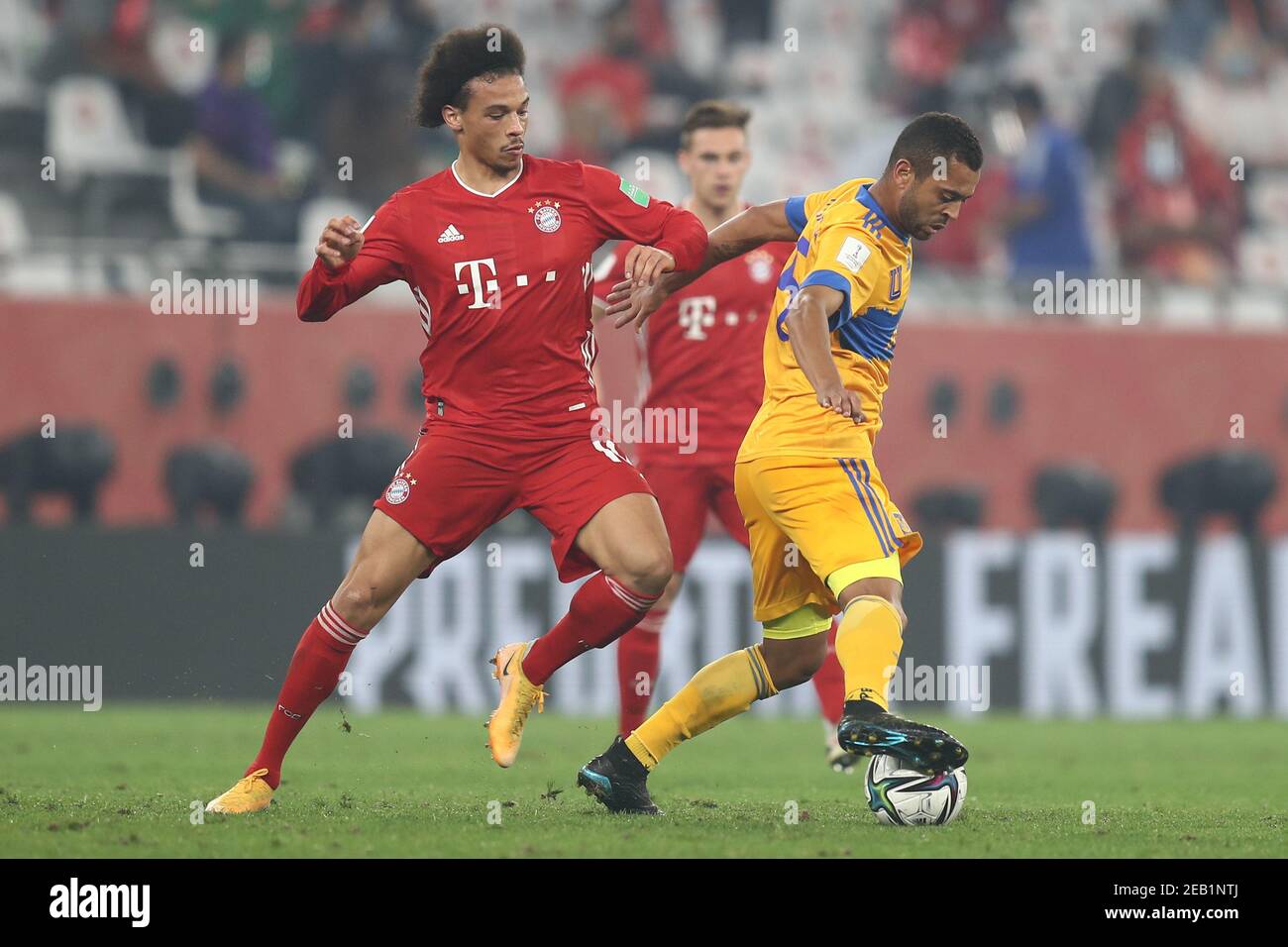 AR Rayyan, Qatar. 11 février 2021. Leroy Sane (L) du Bayern Munich et Andre-Pierre Gignac de Tigres se battent pour le ballon lors du dernier match de football de la coupe du monde du club de la FIFA entre le FC Bayern Munich et Tigres UANL au stade Education City. Credit: Mahmoud Hefnawy/dpa/Alay Live News Banque D'Images