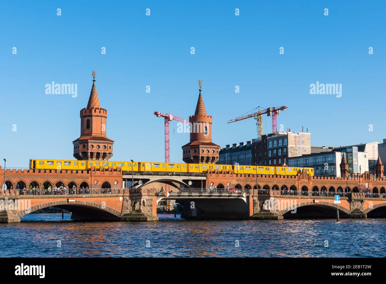 Berlin Allemagne - avril 21. 2018: U-Bahn traversant le pont Oberbaum dans la ville de Berlin en Allemagne Banque D'Images