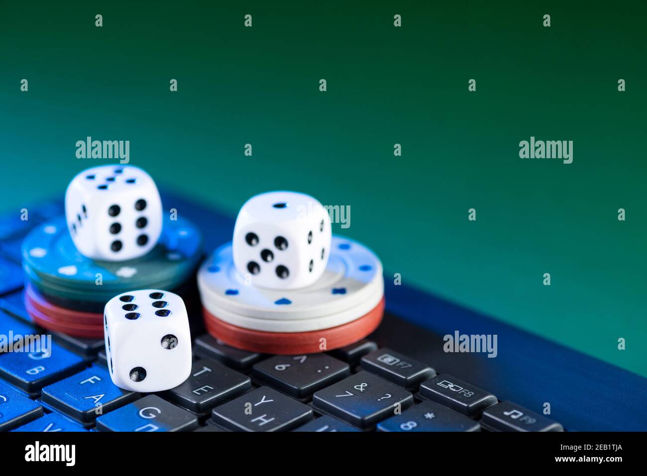 Plate-forme de jeu en ligne, casino et affaires de jeu. Dés sur le clavier  de l'ordinateur portable sur fond vert Photo Stock - Alamy