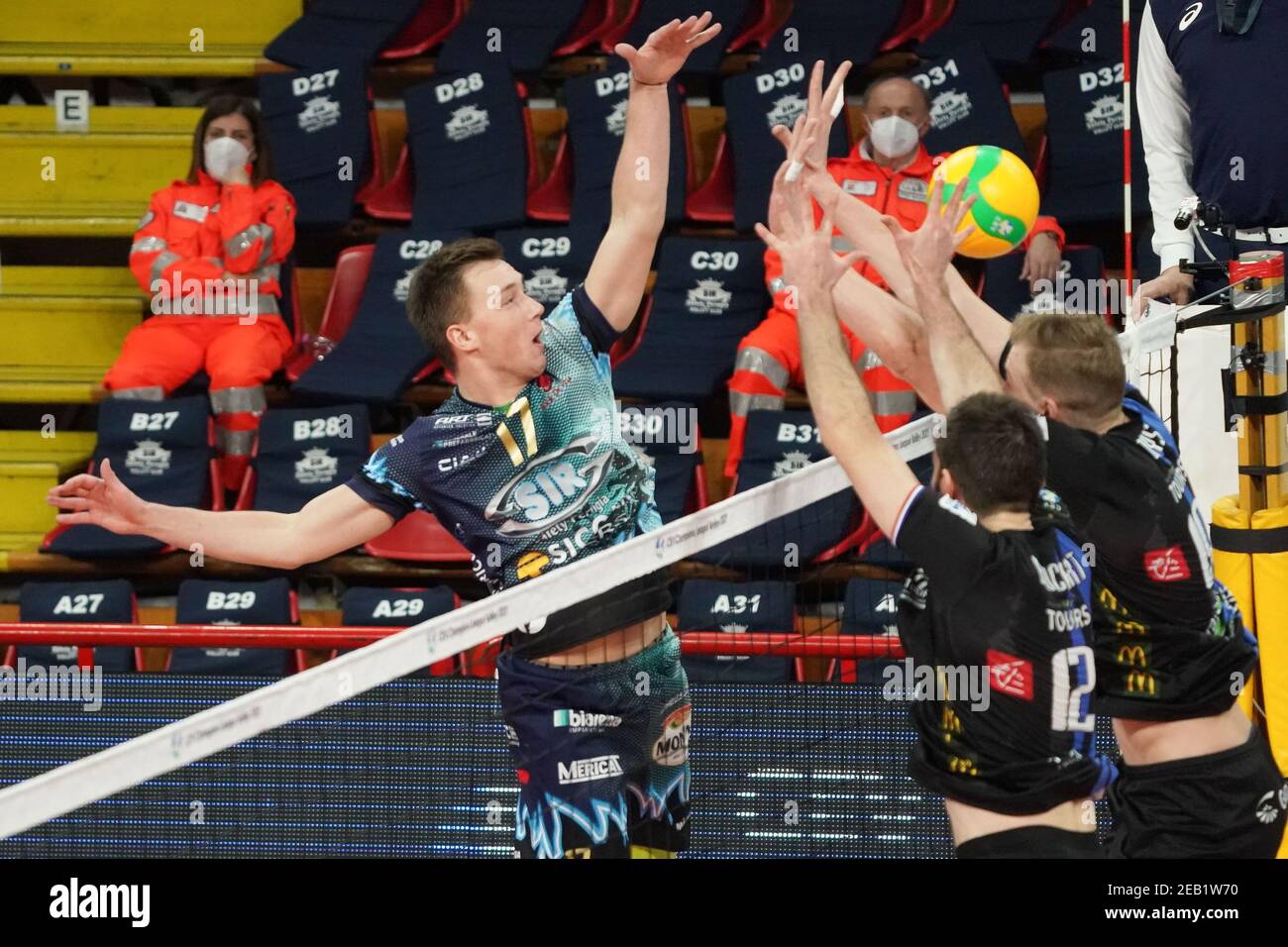 Pérouse, Italie. 11 février 2021. 2/11/2021 - oleh plotnytskyi (n.17 sticker amer sir safety conad perugia) schiaccia pendant les tournées VB vs Sir Sicoma Monini Perugia, CEV Champions League volley-ball match à Pérouse, Italie, février 11 2021 (photo par IPA/Sipa USA) Credit: SIPA USA/Alay Live News Banque D'Images