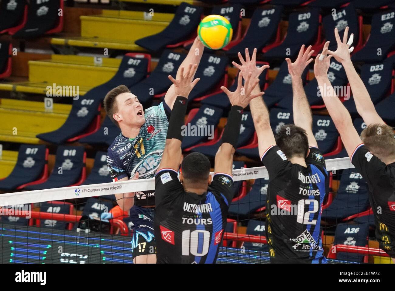 Pérouse, Italie. 11 février 2021. 2/11/2021 - oleh plotnytskyi (n.17 sticker amer sir safety conad perugia) schiaccia pendant les tournées VB vs Sir Sicoma Monini Perugia, CEV Champions League volley-ball match à Pérouse, Italie, février 11 2021 (photo par IPA/Sipa USA) Credit: SIPA USA/Alay Live News Banque D'Images