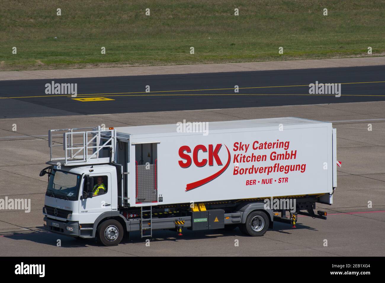 Berlin Allemagne - avril 21. 2018: Camion de restauration à l'aéroport de berlin Tegel Banque D'Images