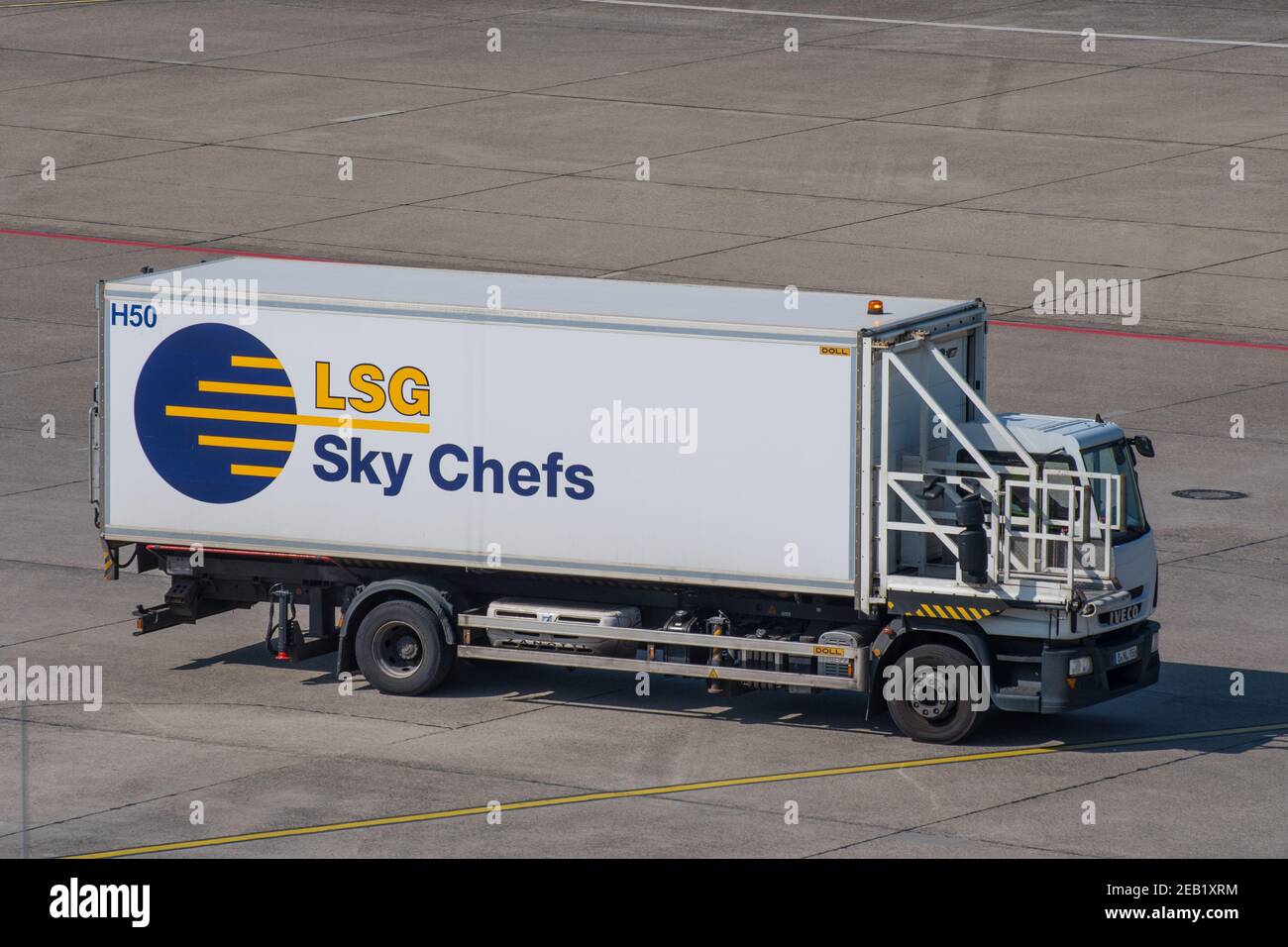 Berlin Allemagne - avril 21. 2018: Chariot de restauration des chefs SKY de LSG à l'aéroport de Berlin Tegel Banque D'Images